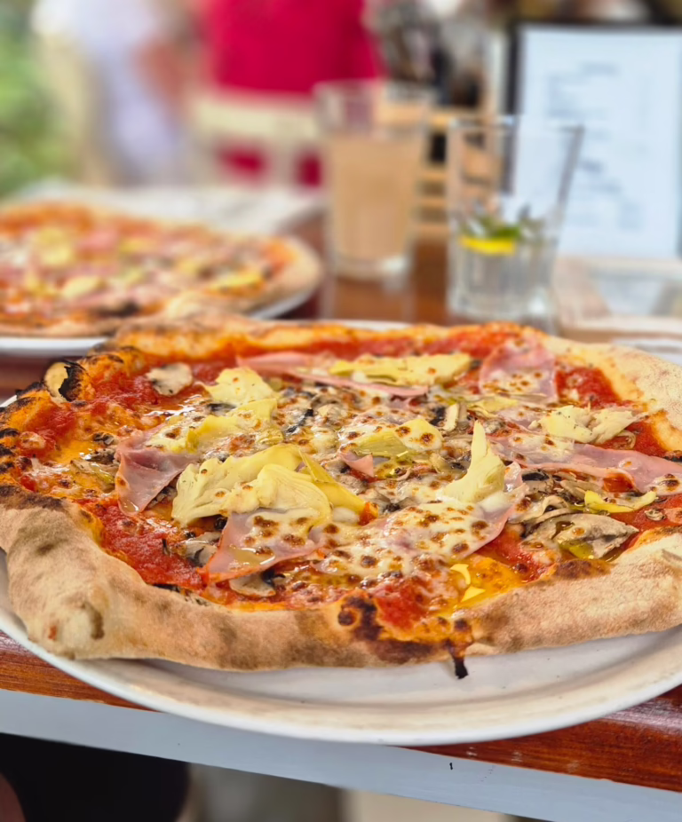 Pizza in Villa Italia Sagard