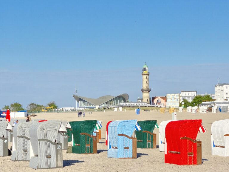Strandkörbe am Strand von Warnemünde