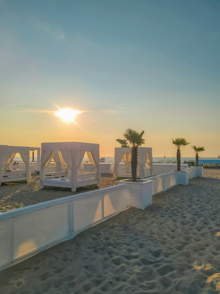 Schusters Bar Warnemünde im Sonnenuntergang