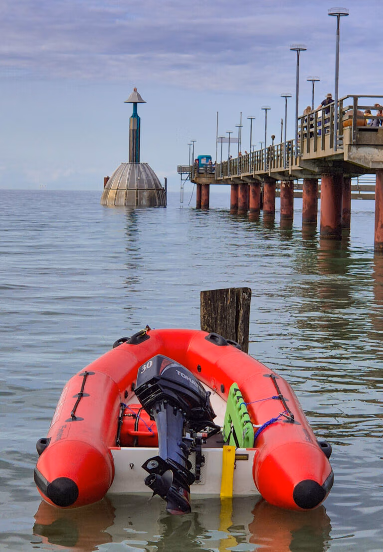 DLRG Boot an der Seebrücke Zingst