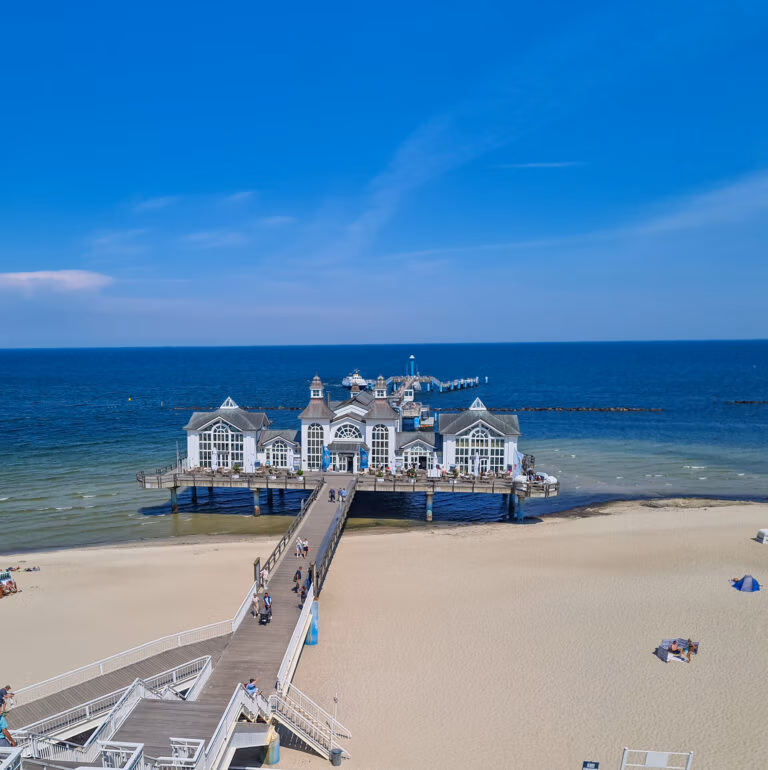 Die Seebrücke Sellin mit Blick auf die Ostsee