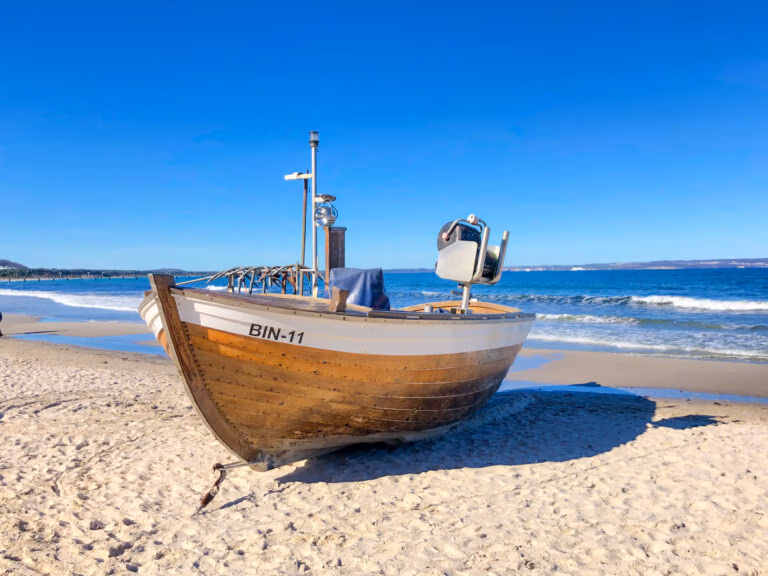 ostsee rezeptpflichtig Fischerboot am Strand vom Ostseebad Binz