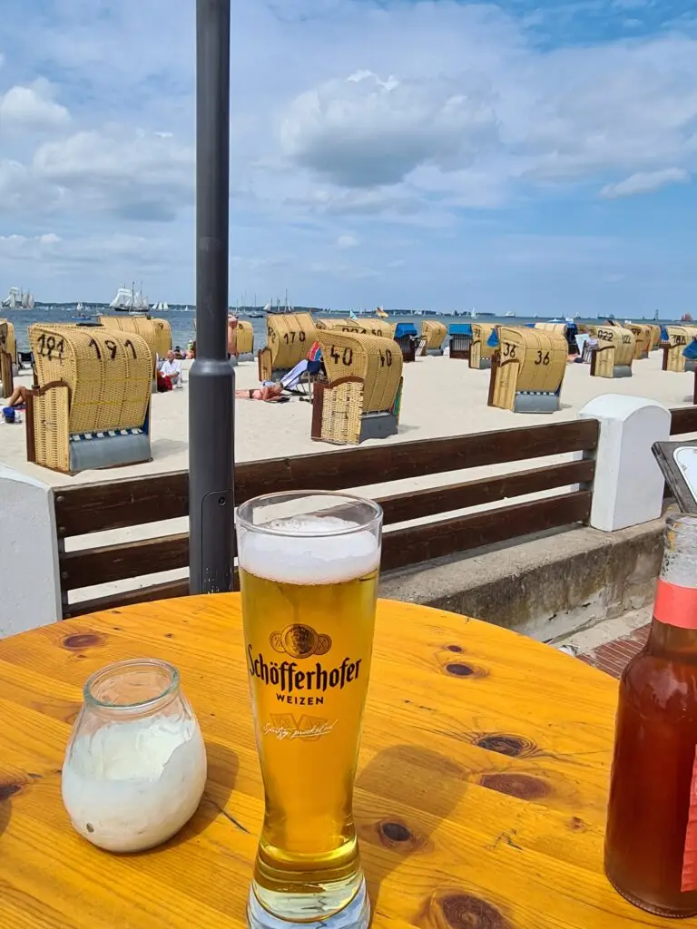 Ostseestrand im schönen Laboe mit einem Glas Bier